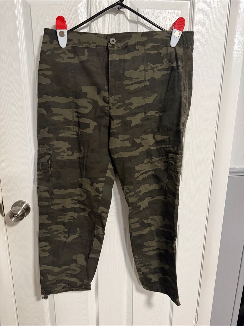 Women's Cropped Cargo Pants in Green Camo